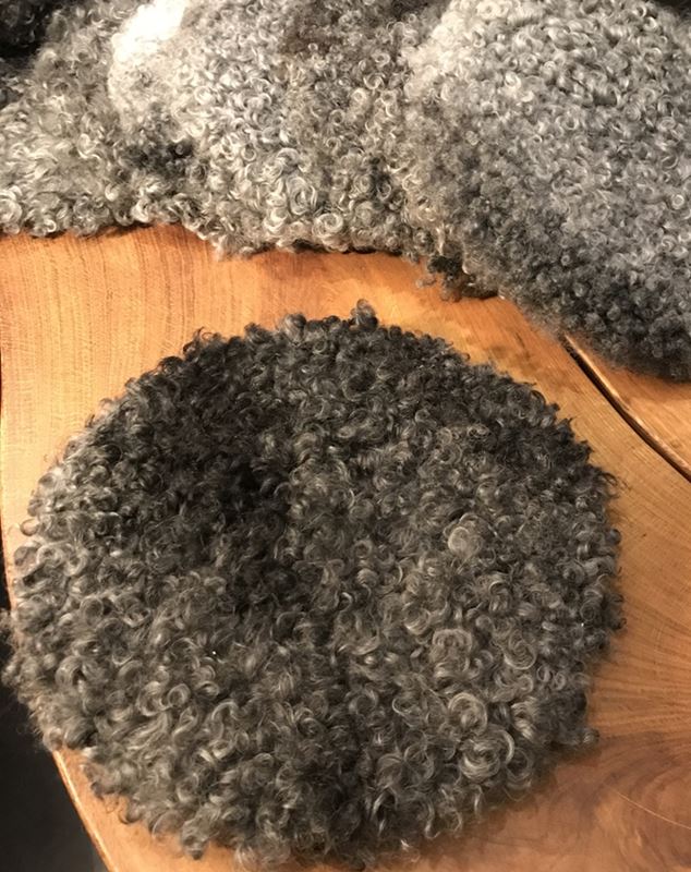 Rund dyna fårskinn alla olika unika i färgsättning